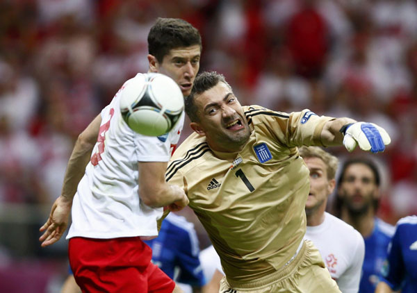 Euro kick-off: Poland held by Greece, two sent off