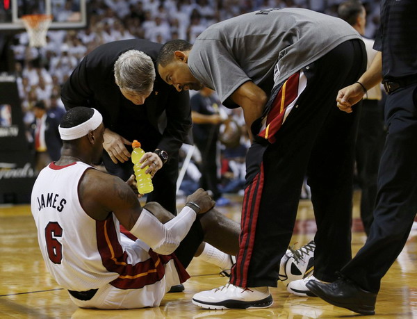 Hobbling LeBron helps Heat keep home fires burning