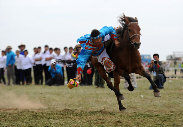 Ethnic groups celebrate sporting festivals