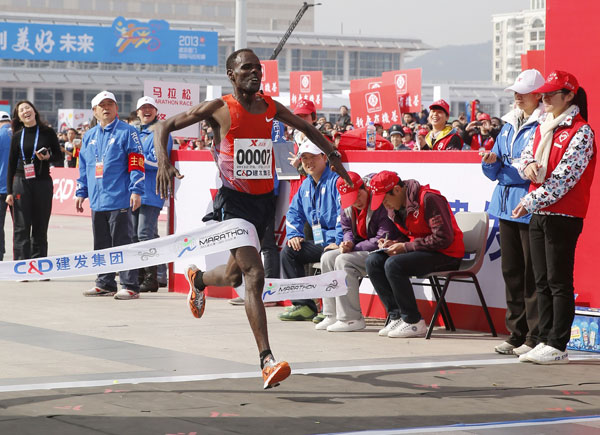 Negari wins Xiamen Marathon with new record