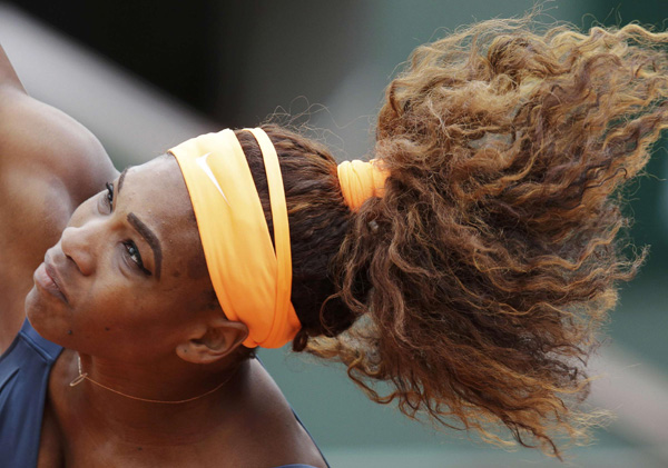 Venus falls, Serena and Federer advances