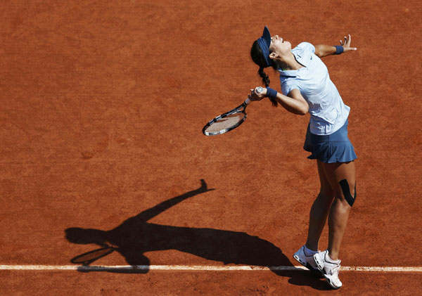 Li Na fights past Garrigues to reach second round in Paris