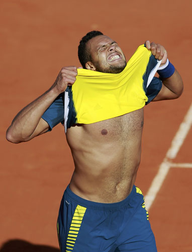 Tsonga leaves Federer wincing to reach French Open semis