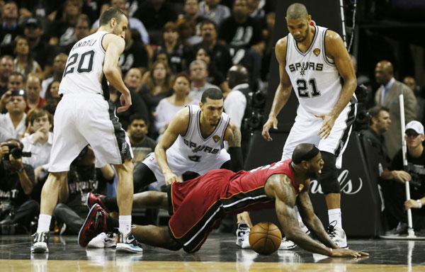 Spurs routs Heat 113-77 in Game 3 of NBA Finals