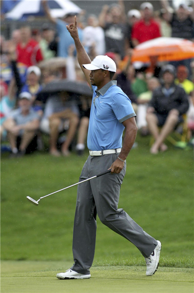 Woods shoots 61 to take lead