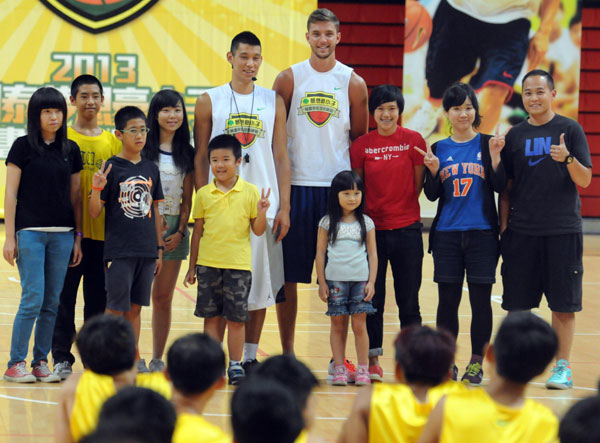 Jeremy Lin celebrates birthday in Taipei basketball clinic