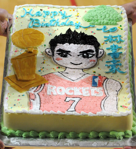 Jeremy Lin celebrates birthday in Taipei basketball clinic