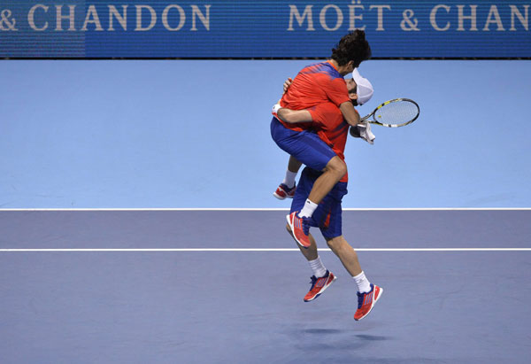 Spanish duo upset Bryan brothers in London finale