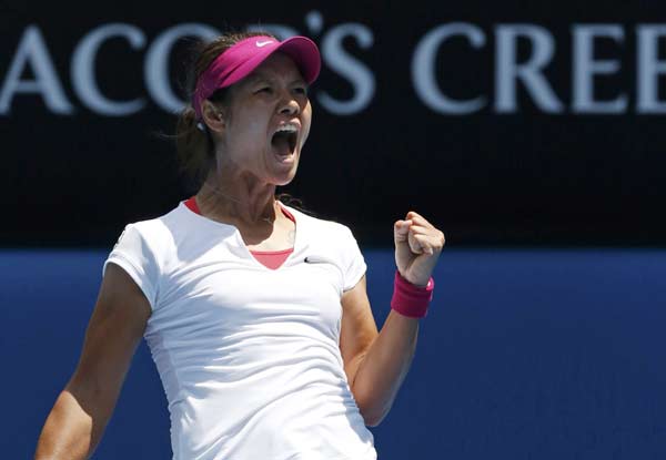 Li Na overcomes tiebreak to make into third round