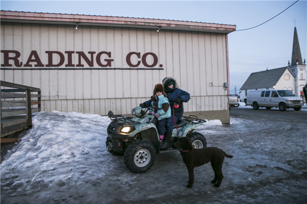 Son unseats father to win Alaska's dog sled race