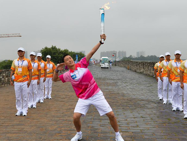 Lin Dan leads Youth Olympic Games torch relay in Nanjing