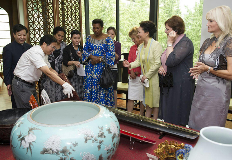 Peng Liyuan invites wives of foreign leaders to visit Nanjing Museum