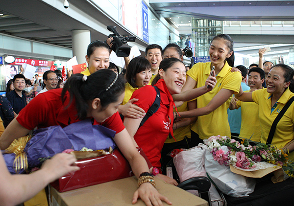 Women's volleyball team receive a hero's welcome