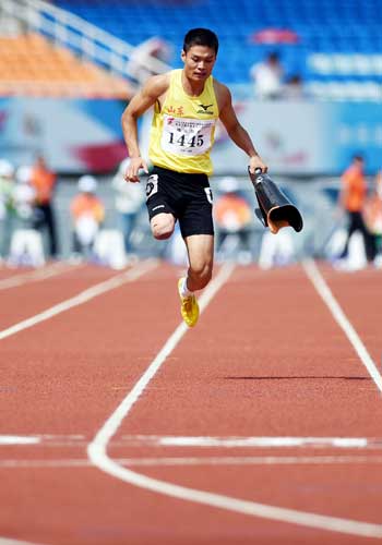 Chinese disabled runner Li Maoda makes touching performance