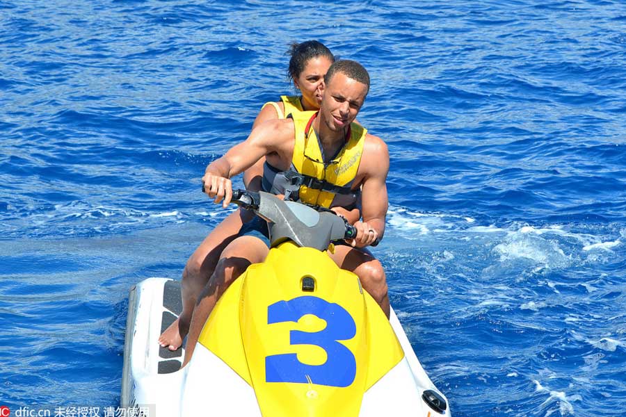Curry on family vacation in Hawaii