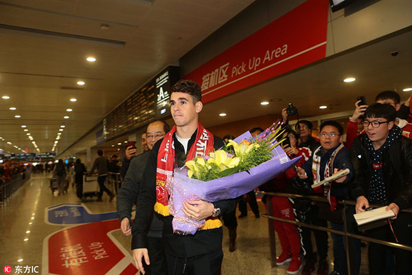 Shanghai fans flock to airport as Oscar arrives in China
