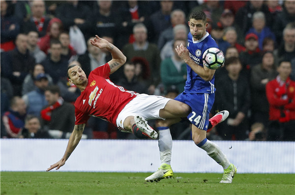 EPL title race heats up as Chelsea loses at United