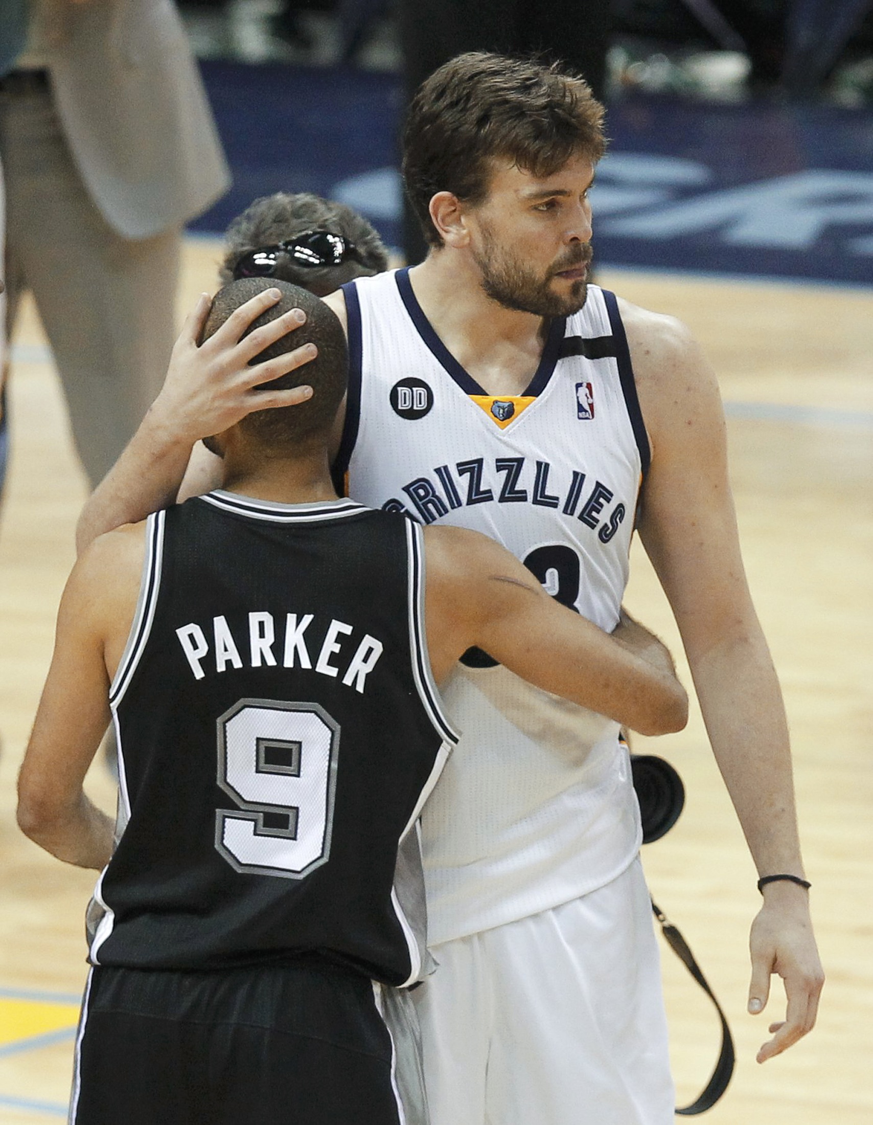 Spurs whip Grizzlies, advance to final