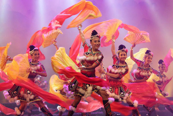 Actors of Miao ethnic group perform dance[6]|chinadaily.com.cn