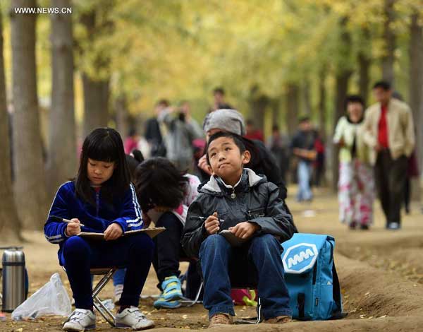 People enjoy autumn in Beijing