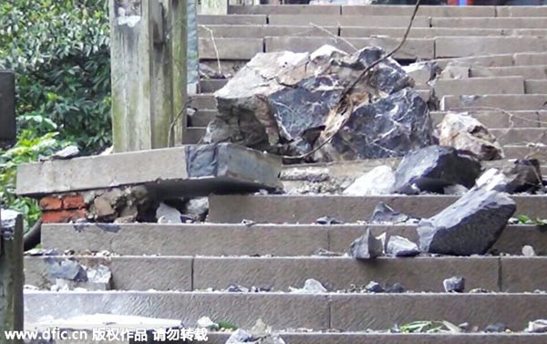 Mountain rock kills 7 in Guilin