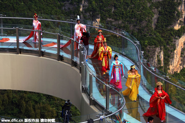Transparent skywalk opens in Chongqing