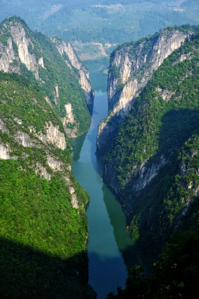 Canyon running through the city in Chongqing