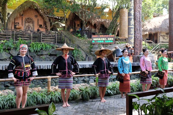 Experience the tribal life of the Li people in Binglang Valley, Hainan
