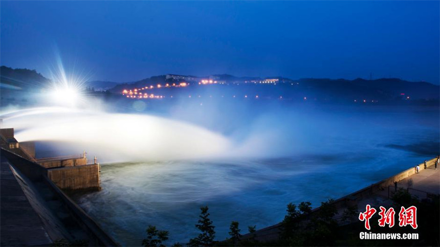 Spectacular waterfall at Xiaolangdi Reservoir