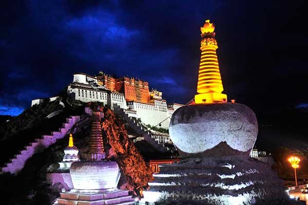 Tibet cracks down on scalpers and illegal tour guides outside Potala Palace