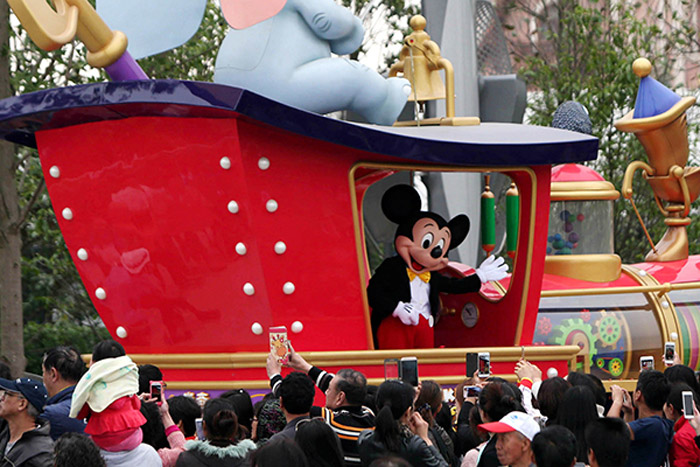 Shanghai Disneyland vows to cut visitors' waiting hours as trial run concludes