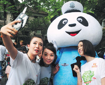 Curious tourists flock to Hangzhou