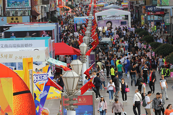 Chinese spending on shopping, food hit record high during National Day holiday