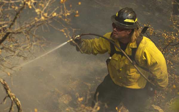 Heat, high winds threaten US wildfire lines
