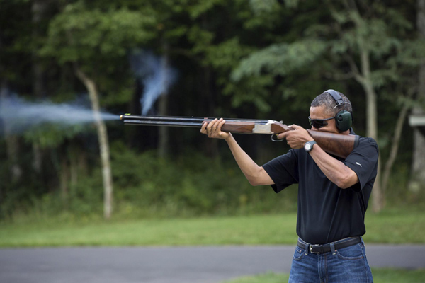 Gun lobby takes aim at Obama shooting photo