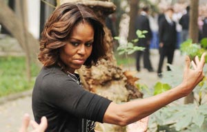 Panda visit wows Obama family on last day of tour