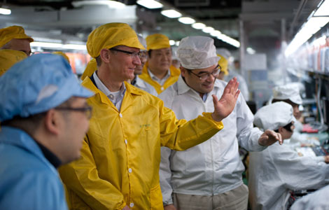 Apple CEO visits iPhone factory in China