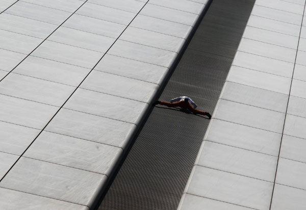 'Spiderman' climbs 137-meter-high building in HK