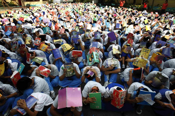 Students practise earthquake drill in Manila