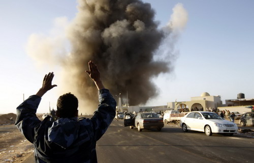Gadhafi forces gain ground at oil port