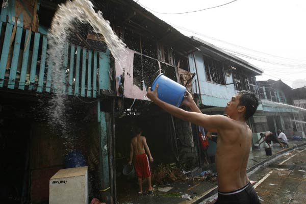 Fire rages in metro Manila; 2,000 families homeless