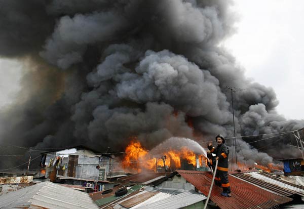 Fire rages in metro Manila; 2,000 families homeless