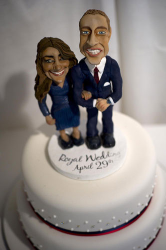 William and Kate on wedding cake