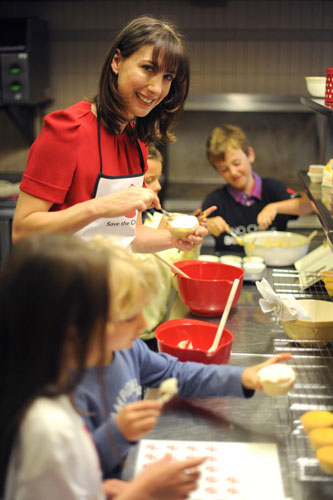 British first lady bakes cakes with children