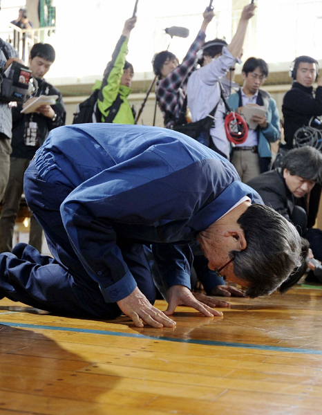 TEPCO president bows to evacuees
