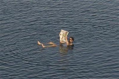 Nude crowds photographer in Dead Sea cash drought