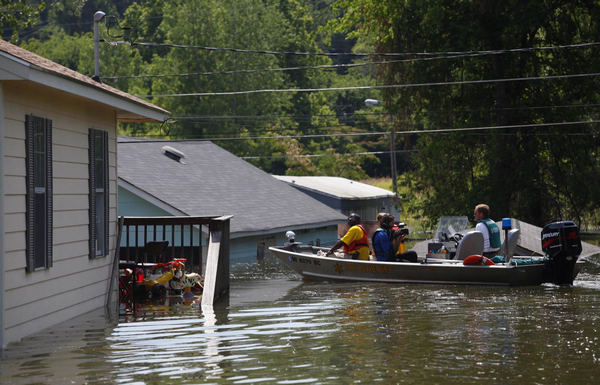 Flood hinders shipping on the Mississippi River