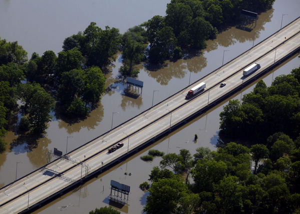 Flood hinders shipping on the Mississippi River