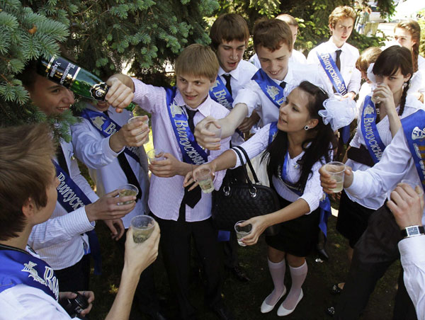 Ukraine school graduates celebrate 'last bell' day
