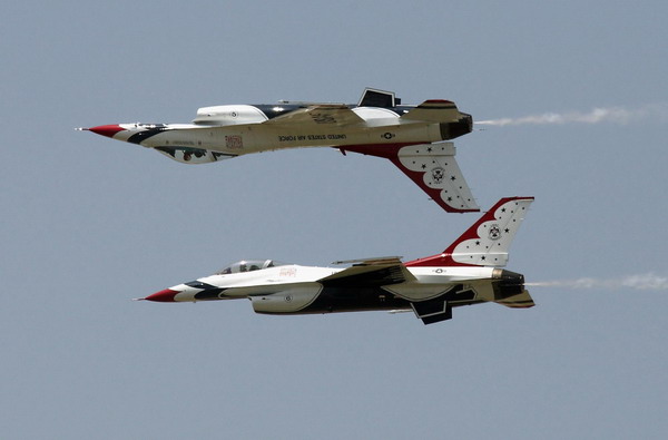 F-16 fighters fly stunts in Air Show Turkey